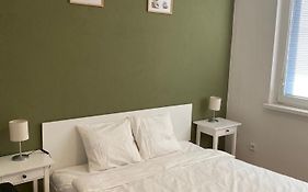 Cozy, Bright Room With Free Parking